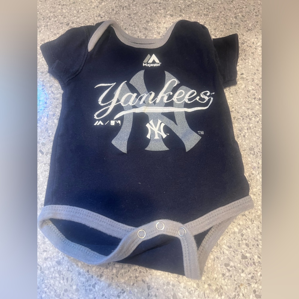 5 New York Yankees Baby Onesies & 1 Shirt w/diaper cover (6total) - Picture 6 of 8